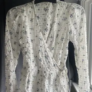 Fin tröja från Only original pris 349kr ger en fin form och är tjusterbar i midjan