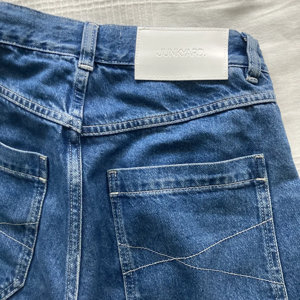 Cargo/carpenter-jeans från junkyard, köpt i våras och har knappt använt dem. Säljer då de inte passar mig längre. . Jeans & Byxor.