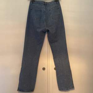 Blåa jeans med slit från shein. Inga skador och sitter snyggt. Vid frågor skriv pm, säljaren står för frakten🫶🏻