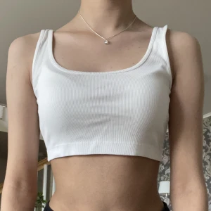 crop top  - croppad vitt linne ifrån h&m i storlek s