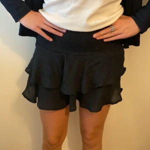 Snygg svart kjol  - Kjol jag köpte på Shein för 80 kr, använt få gånger och mycket fin, har bara inte haft nån användning för den🩷