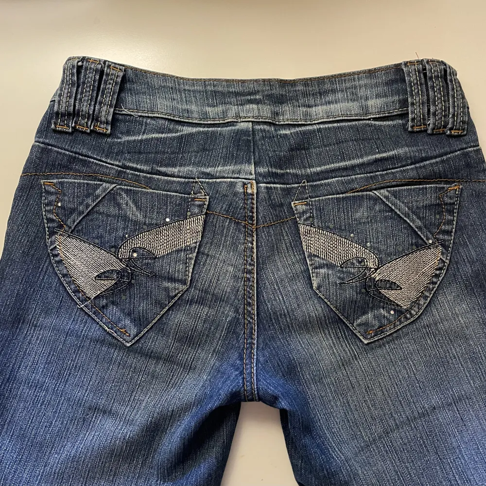säljer dessa fina jeans efter som att dom inte kommer till användning💗 dom är bootcut och har lite paljetter oxå, innerbensmått: 75 midjemått: 36💗 passar perfekt på mig som är 160. Jeans & Byxor.