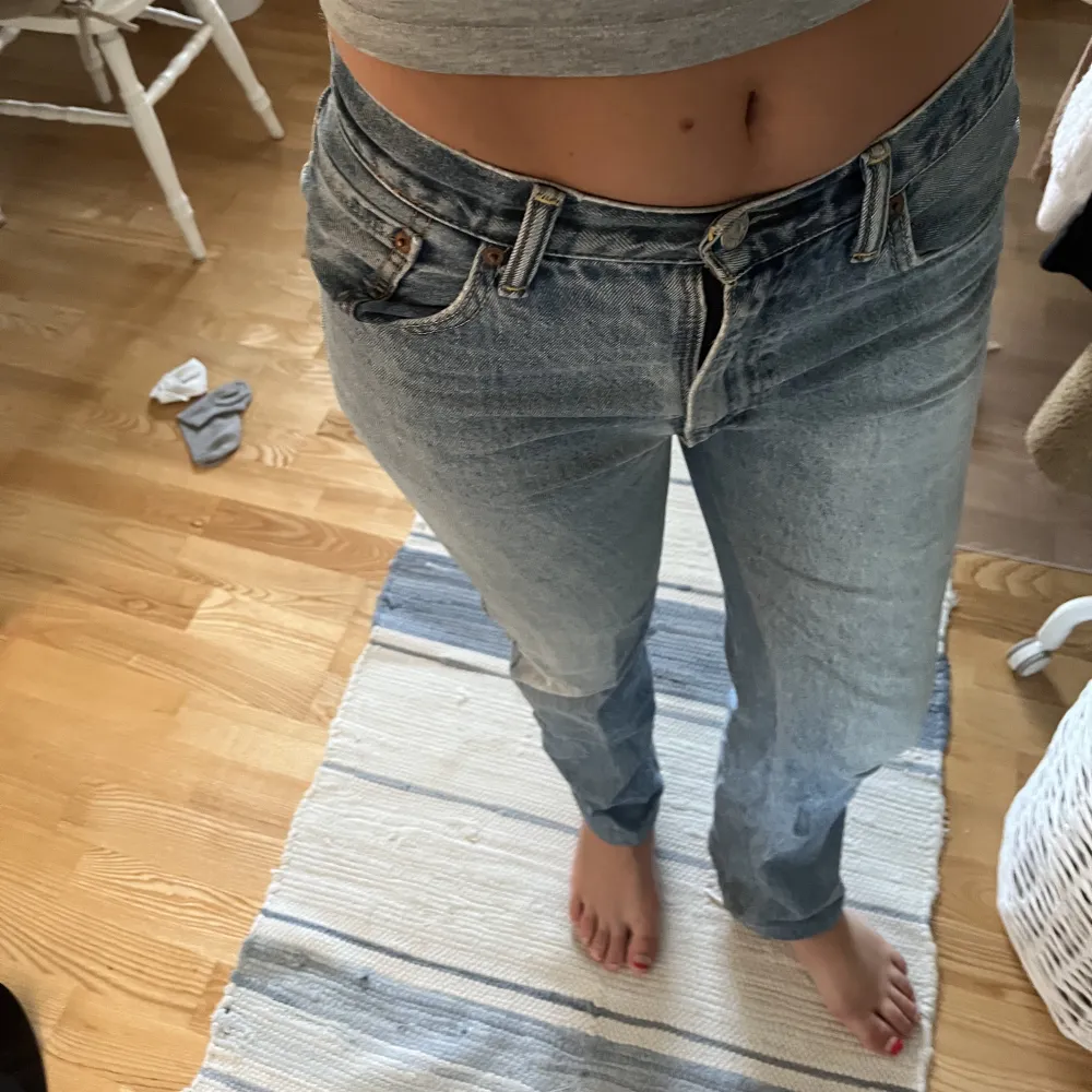 Ett par raka, lågmidjade, blåa, Levis jeans. Lite slitna vid Levis lappen. Längden är 32 men de är uppsydda så det är lite kortare. Perfekt på mig är 168 cm lång:) . Jeans & Byxor.