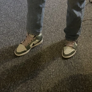 Jordan 1 mid dutch green - Jordan 1 mid dutch green strl 40,5 säljes då de inte kommer till användning. De är i okej skick men kan tvättas för att se bättre ut. Köpte dessa av en vän som köpte dom för nypris ett par år sedan