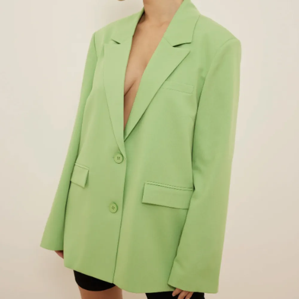 Blazer från Lena Tamburinis kollektion med NA-KD förra året. Såå härlig grön färg! Oversize med axelvaddar 💚💚 Aldrig använd, helt slutsåld hos NA-KD!. Kostymer.