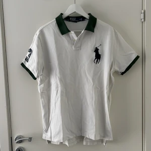Ralph Lauren Piké - Säljer nu en fräsch Ralph Lauren piké som inte använts speciellt mycket! Skick: 9/10 Ord pris: 1399kr PRIS EJ HUGGET I STEN!