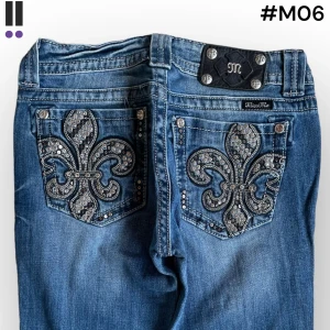lågmidjade M06 MissMe Bootcut jeans M06 - MissMe jeans i model Boot 💜 Tag 28W 💜Midja (rakt över) 34cm 💜 Innerben 78cm 💜 Ytterben 101cm 💜 Benöppning 21cm 💜 Lite nergångna 💜Våra mått blir W=26 och L=30 💜 Men jämför alltid måtten med ett par jeans som sitter bra 💜
