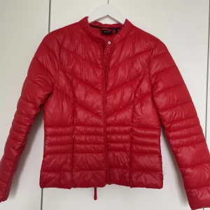 Vero Moda jacka  - Snygg dunjacka från Vero Moda! Jackan är använd fåtal gånger och har två fläckar på ryggen (se sista bilden). ✨