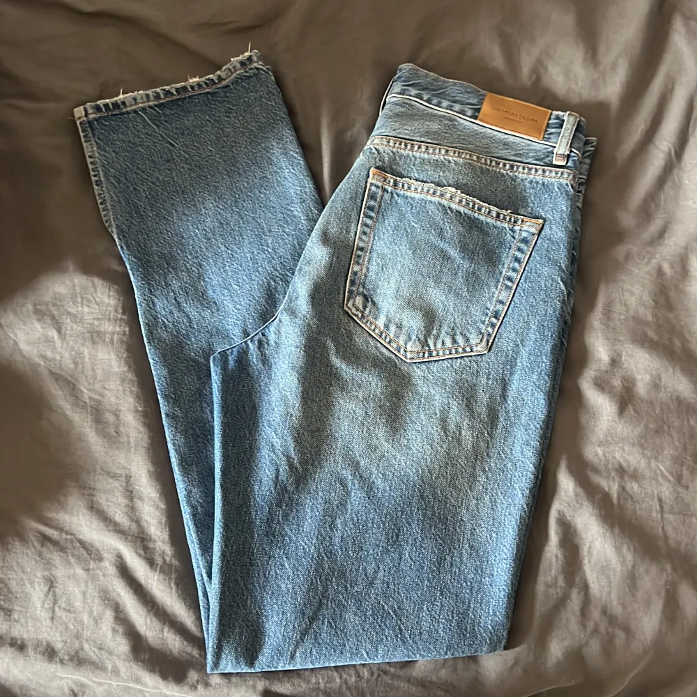 Säljer mina jättefina oanvända blåa jeans med slits pga att de är för små för mig💕💕  Dem är i storlek 40 men skulle mer säga att de passar en 38 😇💕 Nypris 600kr, jag säljer för 200kr💕 Skriv för fler bilder!!!. Jeans & Byxor.