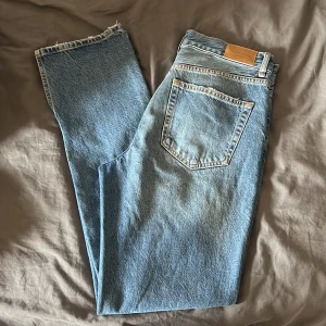 Midwaist jeans - Säljer mina jättefina oanvända blåa jeans med slits pga att de är för små för mig💕💕  Dem är i storlek 40 men skulle mer säga att de passar en 38 😇💕 Nypris 600kr, jag säljer för 200kr💕 Skriv för fler bilder!!!