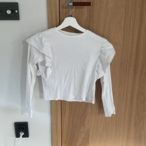 Zara tröja - En fin Zara tröja i väldigt bra skick! Inga fläckar eller missfärgning. Nästan som ny. 
