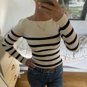 Tröja - Populär och supersnygg tröja från Zara, endast använd en gång. Slutsåld på hemsidan. Storlek s