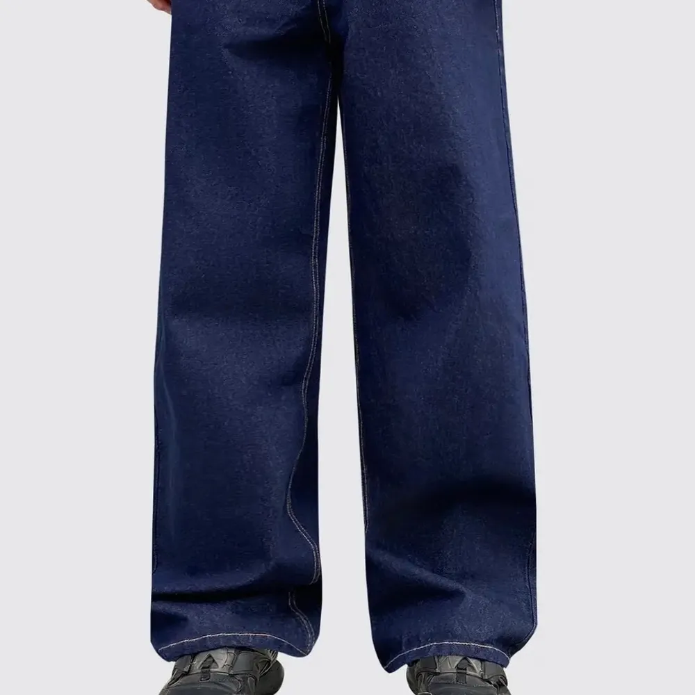 Säljer dessa baggy bewider jeansen pg av att dem inte kommer till användning. De är unisex och man själv kan bestämma om man vill att dem ska va lowrise elle highrise. Köpta för 900kr. Lite sliten (se bild 3)🫶. Farkut & Housut.