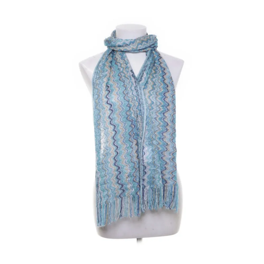 Säljer min scarfs ifrån Missoni, den är verkligen så fin! Olika nyanser av blå & glittrig 💙💙 . Övrigt.