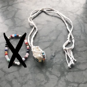 Hippie halsband och armband - Ett jättefint hippie halsband och armband!  Båda med riktiga kristaller😊 för båda=100   För armband=25    För halsband=75!