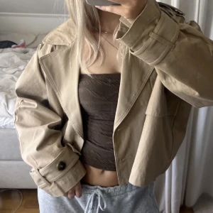 Kort trenchcoat  - Säljer den här snygga jackan som är helt slutsåld!💞💘Aldrig använd och har inga defekter🫶🏼 Säljer då jag har två exemplar🥰❤️ Använd gärna köp nu funktionen💓Pris kan alltid diskuteras💕💕