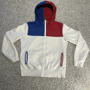 Hilfiger Denim Jacka  - En vitt ,blå och röd våra jacka av Tommy Hilfiger. Knappt annvänd och ny tvättad.  