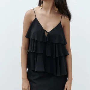 Zara volang topp - Jag säljer min jätte fina zara topp med volanger, aldrig använd! Tryck på köp nu!🙌🙌