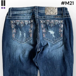 lågmidjade M21 MissMe Bootcut jeans M21 - MissMe jeans i model Boot 💜 Tag 33W 💜Midja (rakt över) 42cm 💜 Innerben 78cm 💜 Ytterben 105cm 💜 Benöppning 24cm 💜 Små fläckar på baksidan och uppsydda 💜Våra mått blir W=33 och L=30 💜 Men jämför alltid måtten med ett par jeans som sitter bra 💜