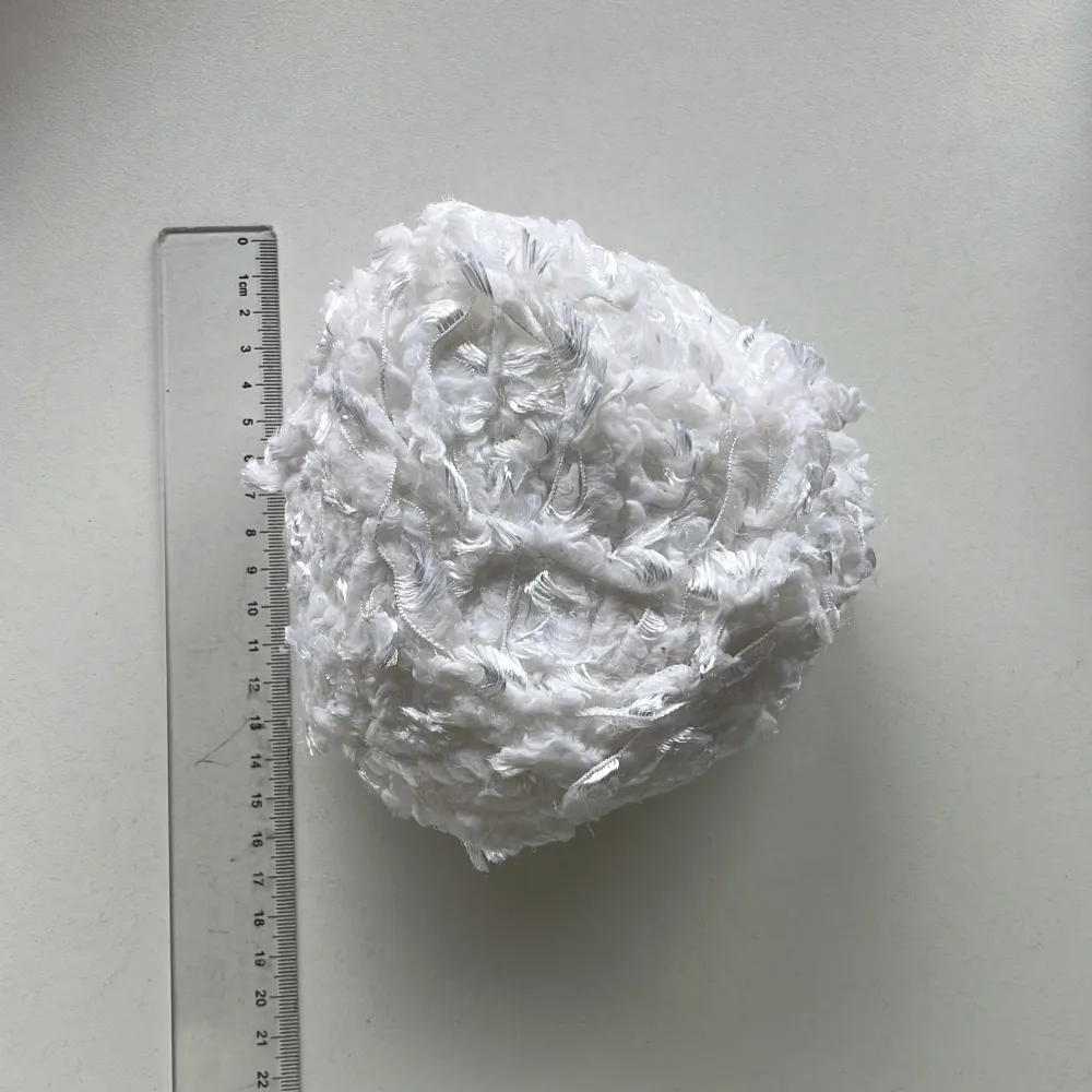 Vitt fluffigt garn till virkning och stickning, aldrig använt eftersom jag aldrig köpte virknålar 😅. Köpt på Panduro eller Rusta!. Muu.