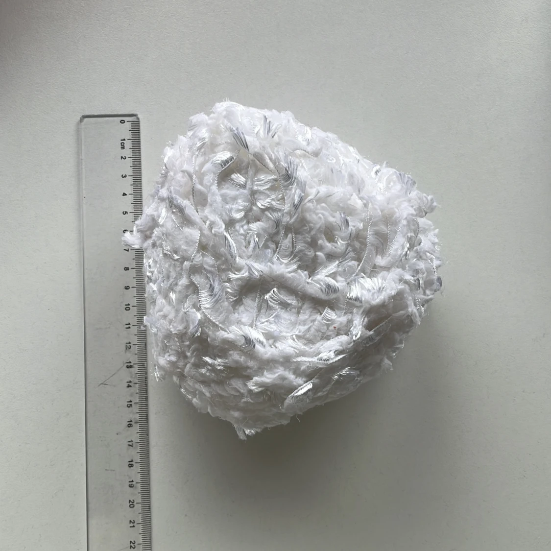 Vitt fluffigt garn till virkning / stickning 