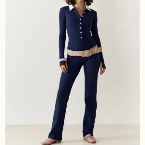 Peachy Den jumpsuit - The June jumpsuit i färgen Navy & White från Peachy Den. Helt oanvänd med prislappar kvar. Storlek S.