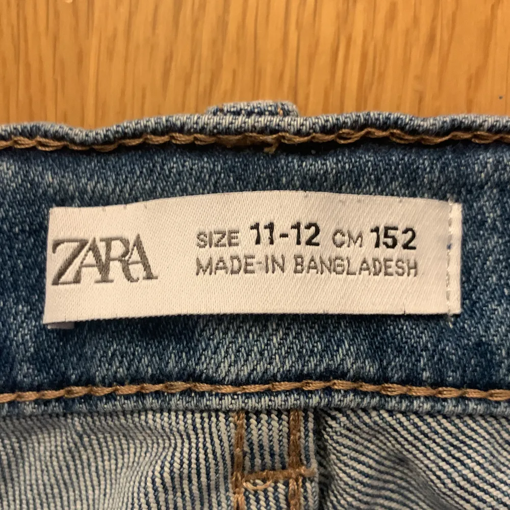 Zara Jeans, som är lowaist flared. Jätte fina lite krympta av tvätten men inte mycket I size 11-12y.  152 cm🫶🫶 . Jeans & Byxor.