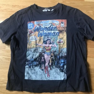 T-Shirt med Wonder Woman-tryck - T-shirt i storlek M från H&M med tryck. Inga defekter, endast använd ett fåtal gånger. Skriv vid frågor :)