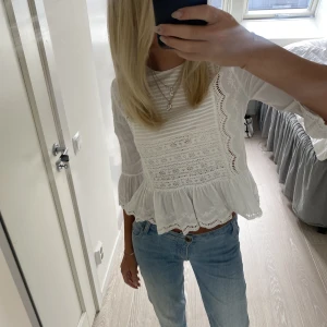 Broderad topp  - Supersöt broderad topp/ blus från zara, älskar verkligen denna men får tyvärr ingen användning av den för har fler liknande❤️
