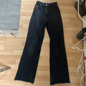 Zara svarta jeans TRF  - Säljer mina fina jeans från zara! Hög midja. Breda och extra långa ben. Fem fickor. Knäppning med dragkedja och metallknapp. Använt skick. Säljer pga det inte passar längre. 