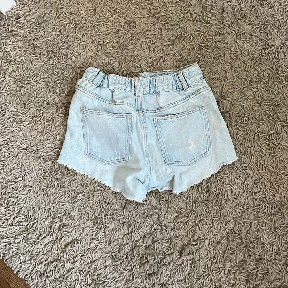 Jag säljer mina zara shorts på grund av att dem har blivit för små 😭så nu säljer jag dem till någon som är i storlek 140cm 💙🩵frakt står du för (25kr) 🌊. Shorts.