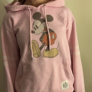 Hoodie - Rosa hoodie med tryck