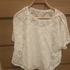 Tröja - Sommar topp, finns ett linne under. Jättefin men använder inte. Inga defekter skriv vid intresse! Original pris 400 