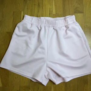 Shorts - Storlek: står L men är mer S/XS Från: SHEIN Skick: aldrig använt pga små för mig men jätte fina annars! Använt men i bra skick! 🧸 Postar med PostNord och tar bara emot Swish! Skriv för mer info🩷