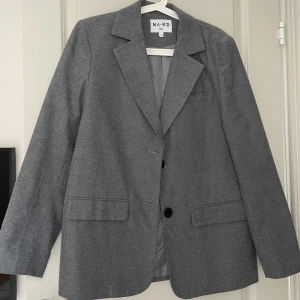 Oversized kavaj/blazer - Kavaj i ”flanell”-material. Storlek 34 men är oversized och passar S/M. För referens så är jag 163 cm. Använd ett fåtal gånger. Fint skick. 