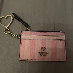 Victoras secret plånbok - Plånbok från Victorias secret minimala tecken på användning annars i gott skick pris går såklart att diskutera.❤️