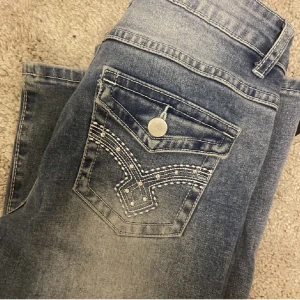 Jeans🥰 - Säljer några super fina jeans då de är lite korta för mig🌸pris kan diskuteras men helst runt 150-200kr
