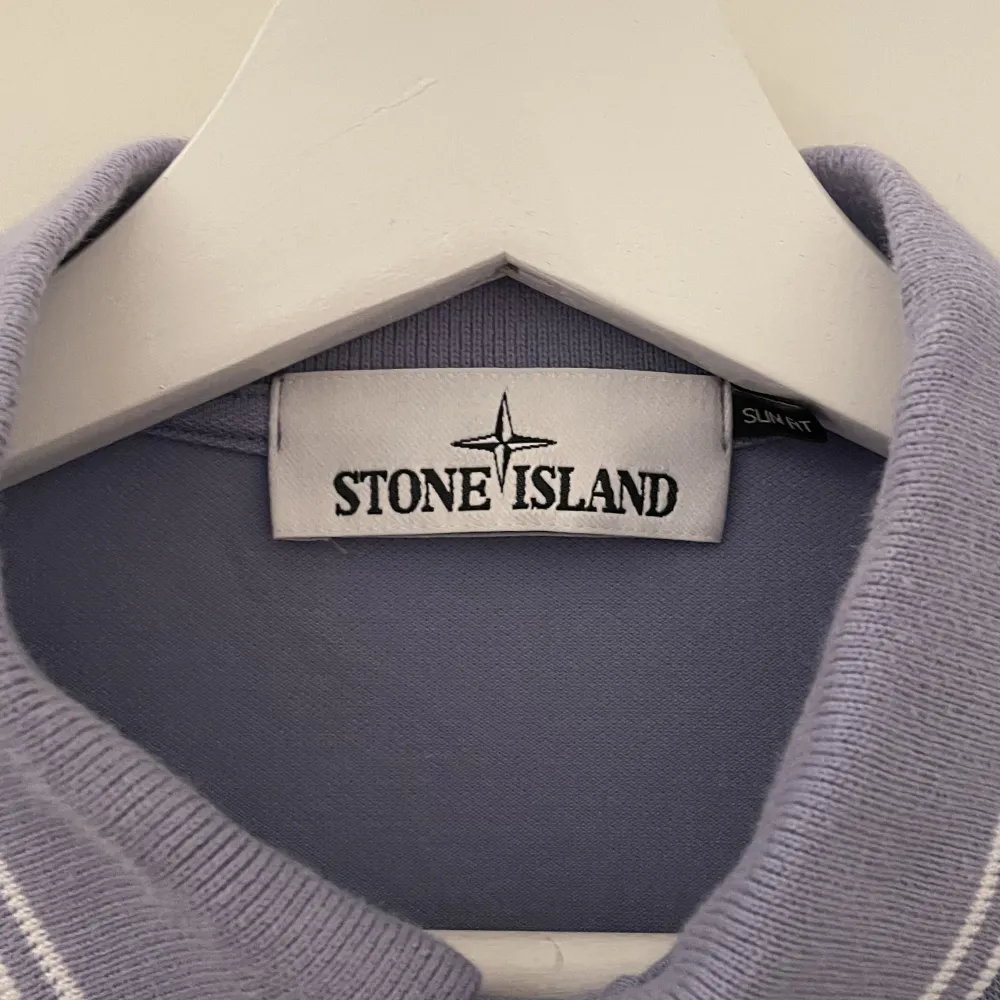 Lila Stone Island polo i storlek small.. T-shirts.
