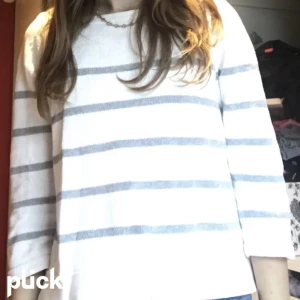 Jätte fin tröja!! - En jätte fin tröja, i nyskick!! Säljer då den inte kommer till användning 💕 gjord på 100% bomull, pris kan alltid diskuteras.