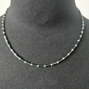 🖤Pärlhalsband🖤 - Skriv för fri (ej spårbar) frakt 11kr ✨ de långa pärlorna är i en väldigt mörk blå inte svarta