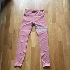 Säljer mina super fina rosa Stronger byxor i storlek XS. Superbra skick men inte nyskick. Säljer på grund av försmå. Skriv privat för fler bilder och köparen står för frakt💕💕
