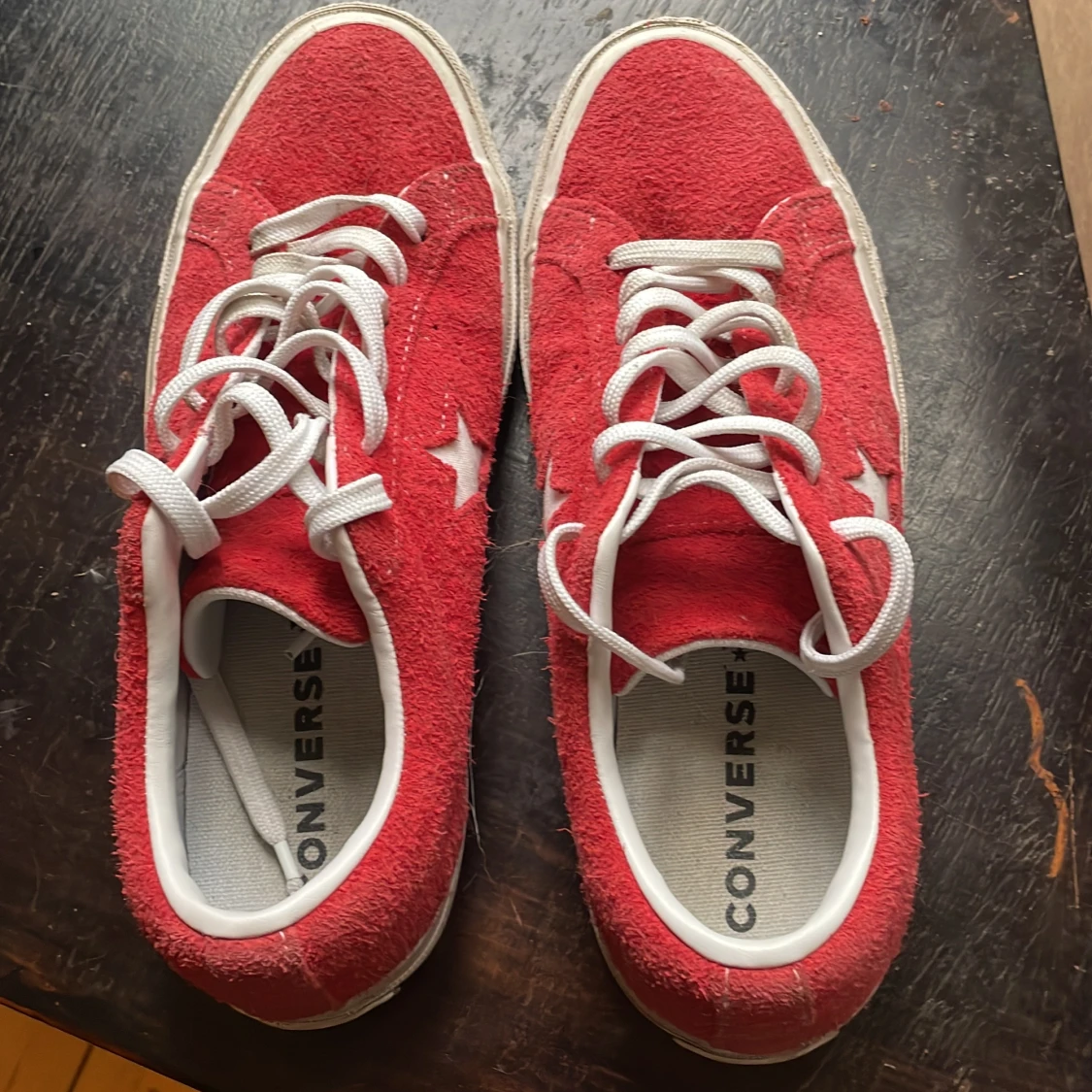 Röda Converse i jättefint skick - 90