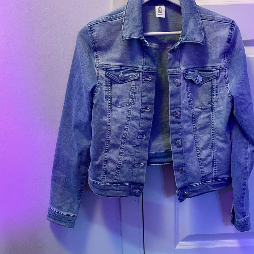 Säljer denna oanvända blåa jeans jacka i storlek 158😊. Jackor.