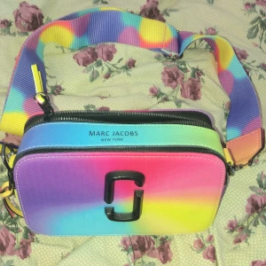 Marc Jacobs väska - Säljer denna Marc Jacobs väska som jag köpte i Cypern som aldrig är till användning. Säljer denna för billig pris för vill bara sälja det till folk som gärna vill ha nån Marc Jacobs väska i bra pris! Kan sänka priset om det behövs☺️