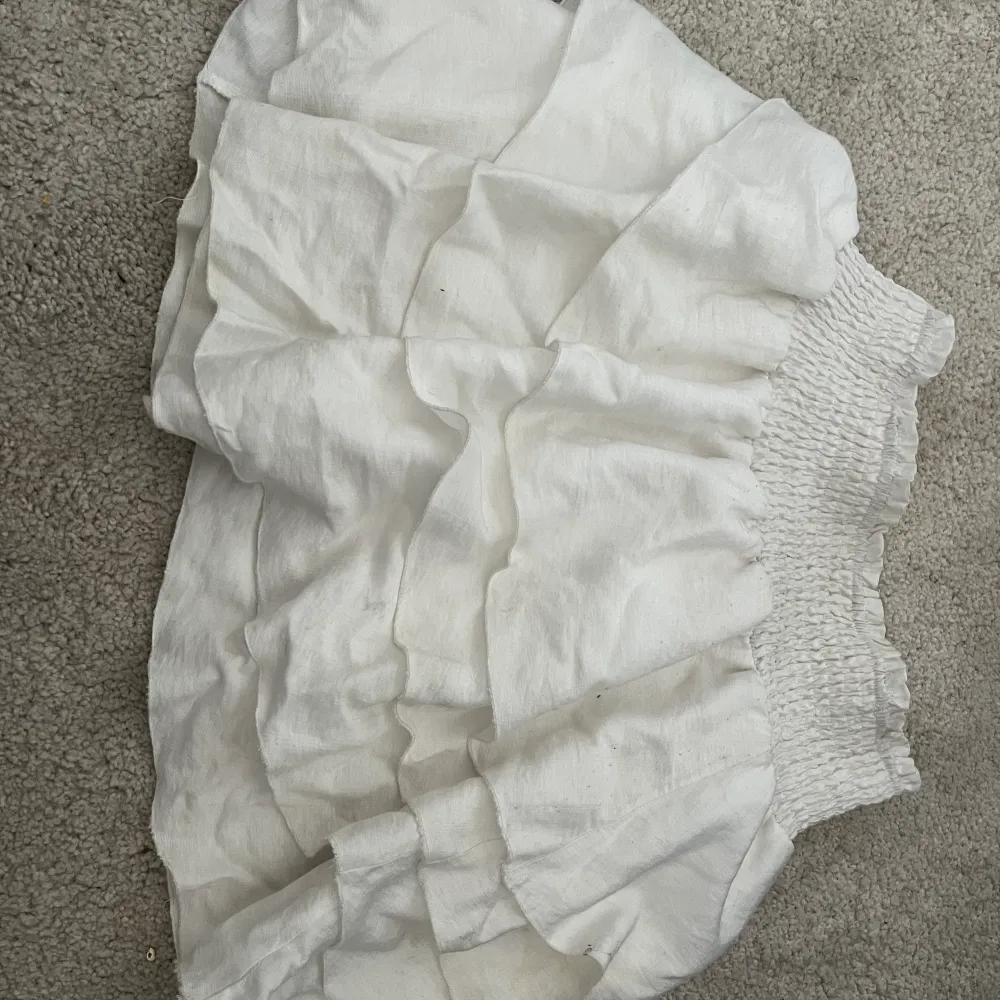 Tre fina kjolar, nästan aldrig använda, alla för 200kr. Den vita är från shein storlek L, 30kr. Den svarta med prickar är från New yorker i storlek XL, 30kr. Den svarta är från Neo noir i storlek L 200kr. Kjolar.