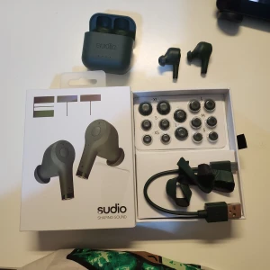 Sudio bluetooth hörlurar - Bluetooth hörlurar från elgiganten, i ny skick det enda som är fel är att en av hörlurarnas batteritid tar typ snabbt slut. annars är allt som det ska. 