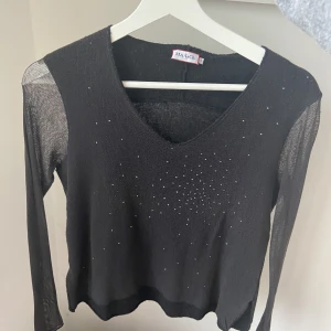 Svart glitter tröja  - Har tillslut bestämt mig att sälja denna unika fina tröja som har små glitter paljetter på sig och är en perfekt tröja för hösten, köptes i våras på en vintage butik för 500kr. Så bra skick !!🤍