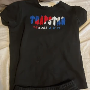 Trapstar sett - Säljer äkta trapstar  Passar 13 åringar eller nån runt 150-160 Runt 