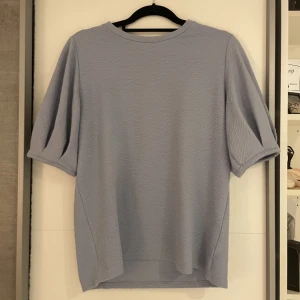 Tröja med puffärmar - Söt blå tröja med puffärmar