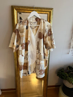 Kortärmad skjorta - Skjorta med korta ärmar och typ inbyggt typ av linne. Väldigt cool på, lite oversized. Köpt vintage men i jättefinr skick. 